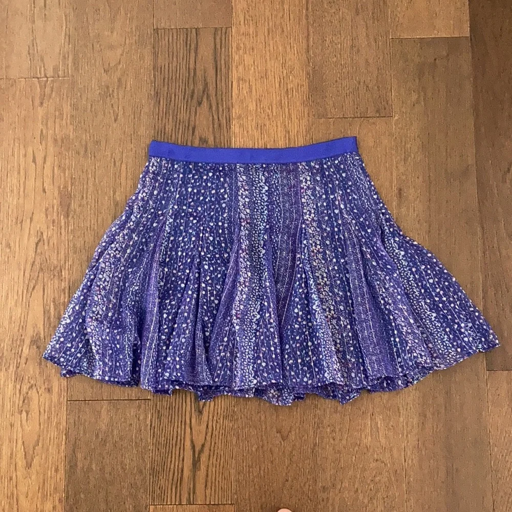 Darling purple mini skirt with gold thread and floral detail - Picture 1 of 7